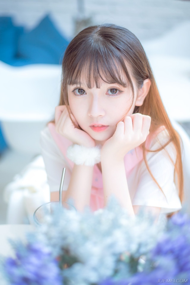 弓弦连续震颤了三次，两名江东水军应声而倒，第三箭，却因船身摇晃，射偏了。